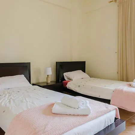 Queens Gardens 2 Bedroom Townhouse In