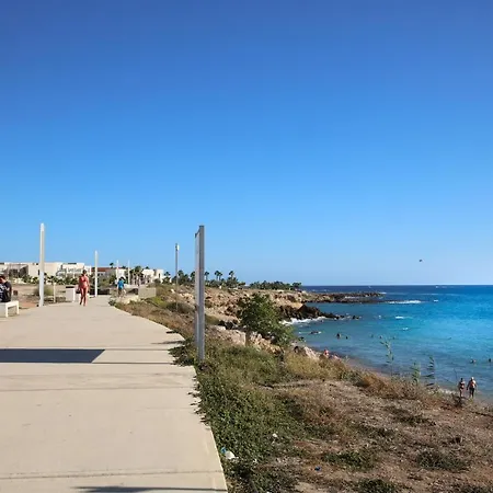 Queens Gardens 2 Bedroom Townhouse In Dom wakacyjny Pafos