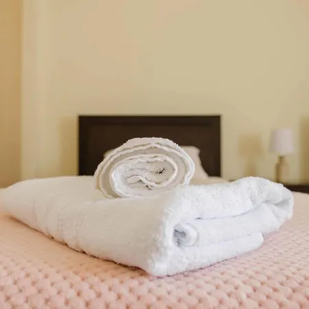 Queens Gardens 2 Bedroom Townhouse In * Πάφος