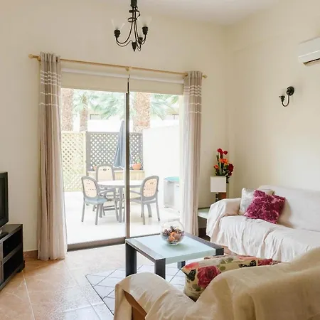 Queens Gardens 2 Bedroom Townhouse In * Paphos