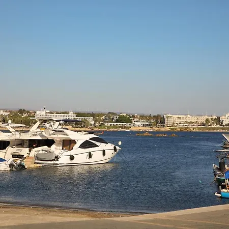 Queens Gardens 2 Bedroom Townhouse In * Paphos